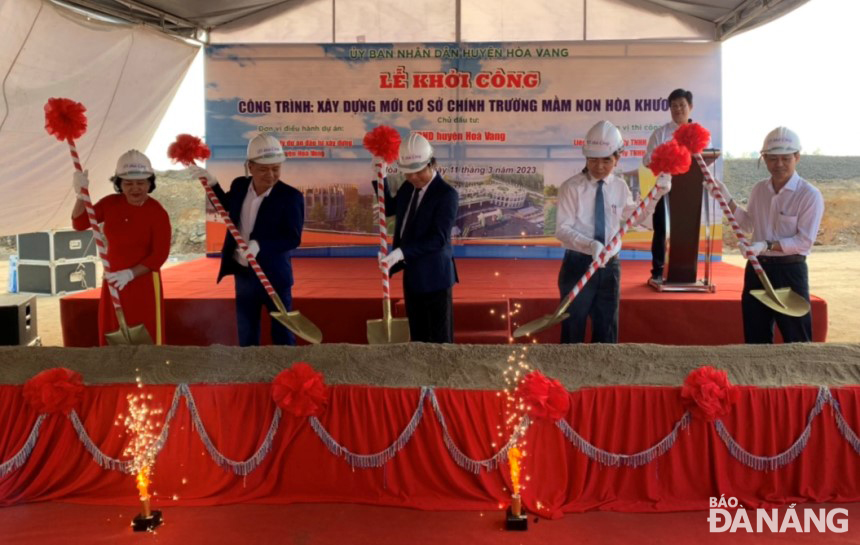 Leader of Hoa Vang District shoveled mounds of dirt during the ceremonial groundbreaking event for the Hoa Khuong Kindergarten  on Saturday