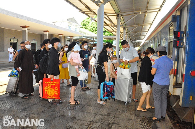 More trains will run during the upcoming holidays of National Reunification Day (April 30) and May Day (May 1) to serve higher demand. (Photo: VNA)