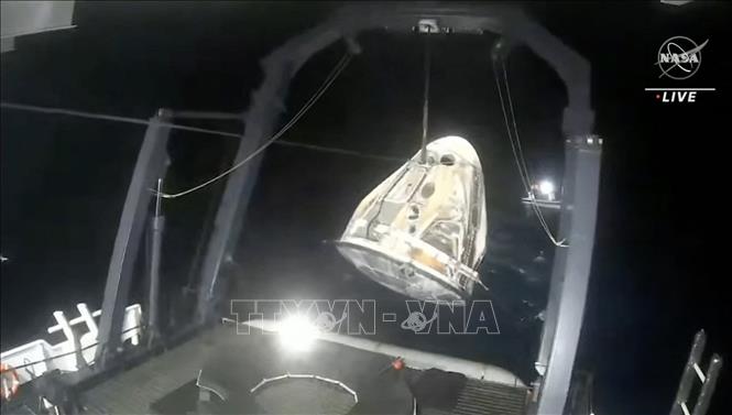 Khoang chứa của tàu Crew Dragon Endurance được kéo lên khỏi mặt nước sau khi hạ cánh xuống vùng biển ngoài khơi thành phố Tampa của bang Florida, Mỹ, ngày 11-3-2023. Ảnh: AFP/TTXVN