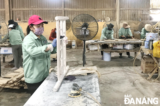 Da Nang's departments and agencies are actively carrying out solutions to support industrial production. IN THE PHOTO: Production activities are observed at the Da Nang Forest Products Export JSC. Photo: M.Q