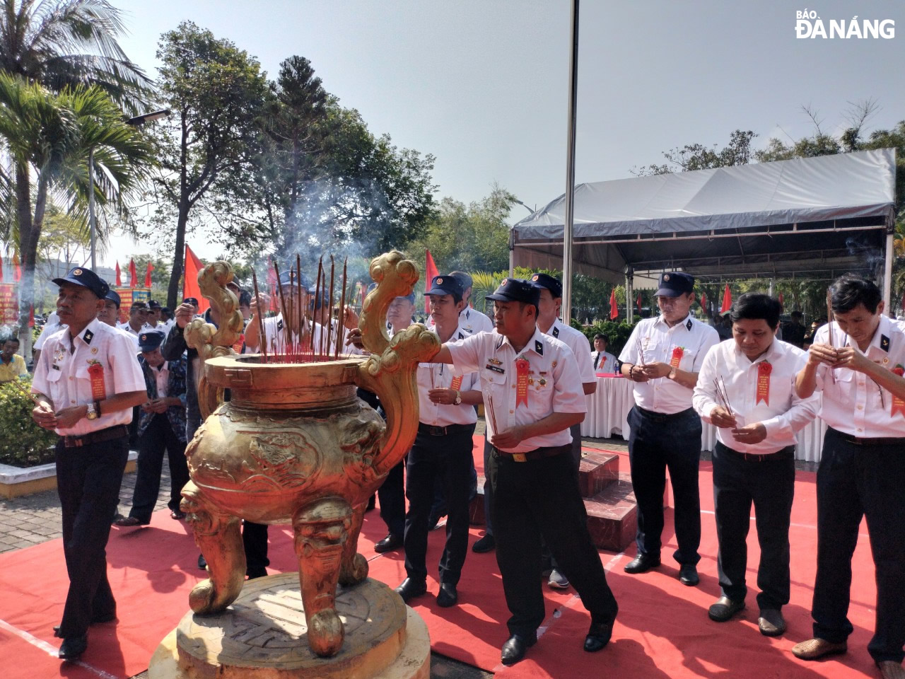 War veterans who used to be stationed on the Truong Sa offered incense to commemorate 64 martyrs who laid down their lives in the Gac Ma Island battle.