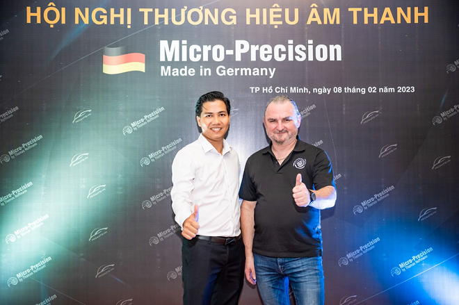 Anh Lê Văn Khá cùng chuyên gia Thomas Hoffman tại hội nghị Âm thanh xe hơi.