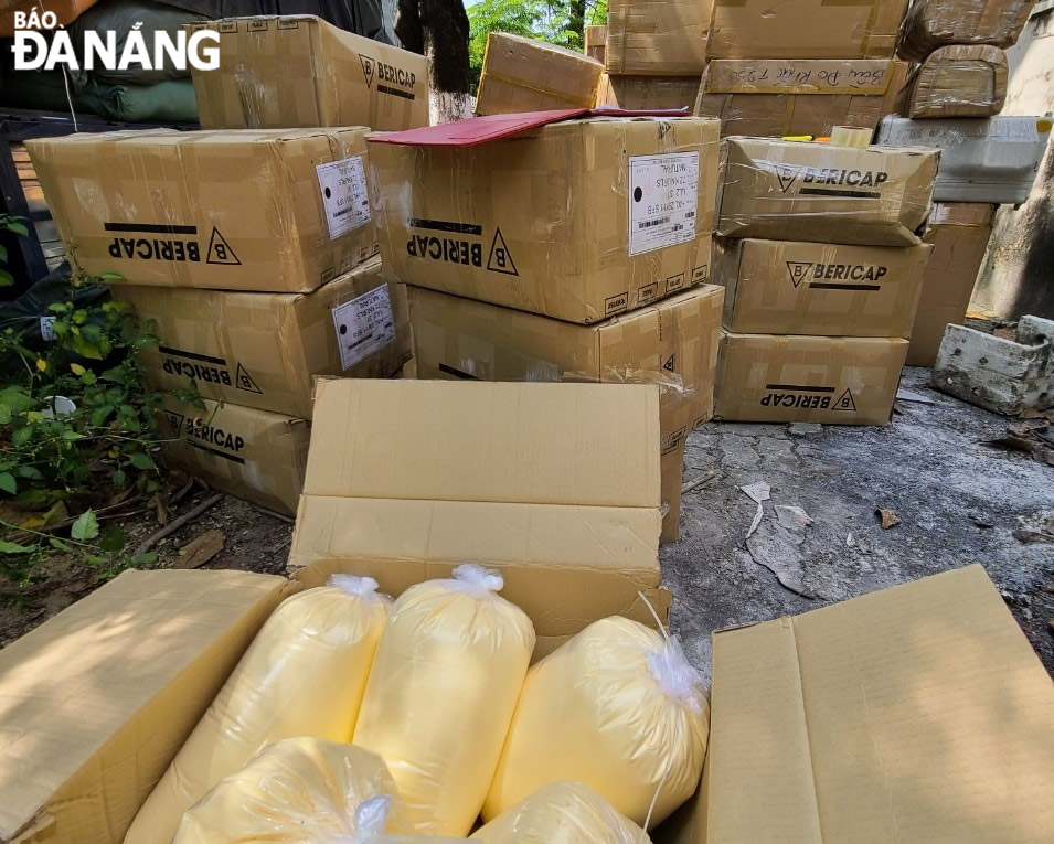 Da Nang police temporarily seized products and cosmetics without invoices, documents, and origin. Photo: L.H