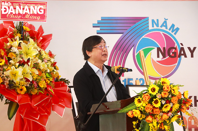 Chairman of the Da Nang Union of Literature and Arts Associations Bui Van Tieng at the ceremony