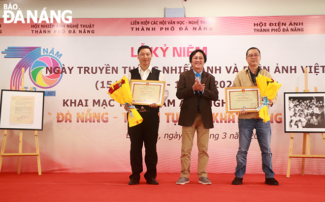 Vice Chairman of the Viet Nam Association of Photographic Artists Hoang Thach Van (middle) awarded Certificates of Merit to an outstanding team and individual in photography activities in 2022. Photo: X.D