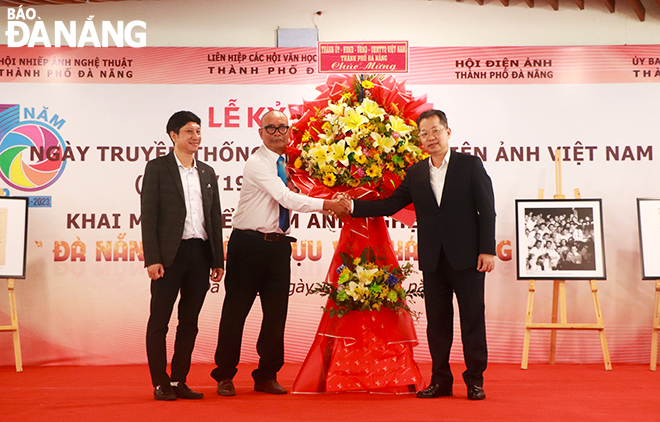 Da Nang Party Committee Secretary Nguyen Van Quang (first, right) presented flowers to congratulate the 70th anniversary of the traditional day of Viet Nam's photography and cinema. Photo: X.D