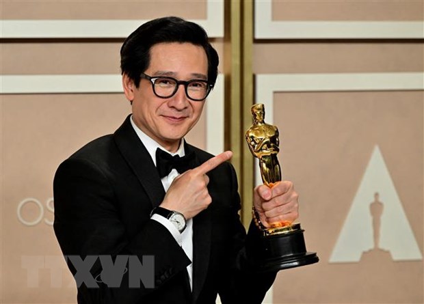 Diễn viên gốc Việt Quan Kế Huy đoạt tượng vàng Oscar ở hạng mục “Nam diễn viên phụ xuất sắc nhất” tại lễ trao giải Oscar ở Hollywood. (Ảnh: AFP/TTXVN)