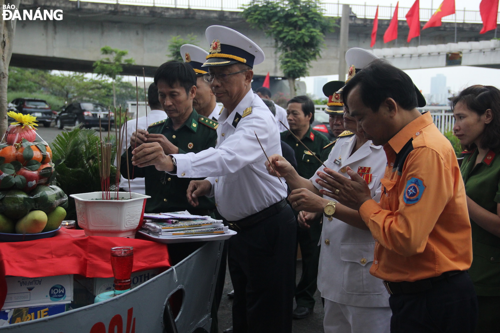 Thắp hương tưởng nhớ các anh hùng liệt sĩ đã hy sinh vì chủ quyền biển đảo.