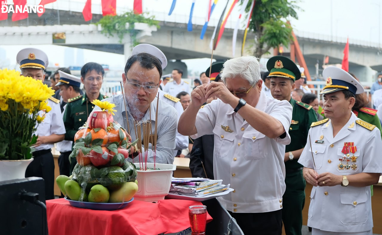 Dâng hương tưởng nhớ các anh hùng liệt sĩ đã hy sinh vì chủ quyền biển đảo.