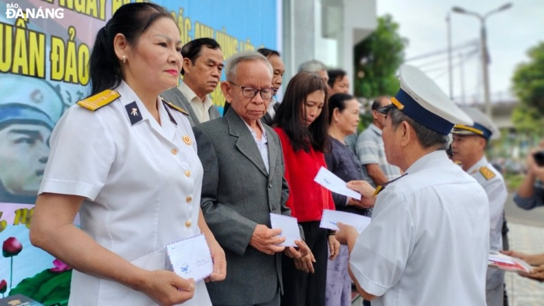 Ban liên lạc Hội cựu chiến binh Công binh Hải quân thành phố dành những phần quà nhỏ tặng thân nhân các liệt sĩ. 