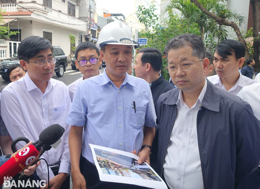 Bí thư Thành ủy Nguyễn Văn Quảng trao đổi với Phó Chủ tịch UBND thành phố Lê Quang Nam về các phương án mở rộng lòng đường. Ảnh: HOÀNG HIỆP