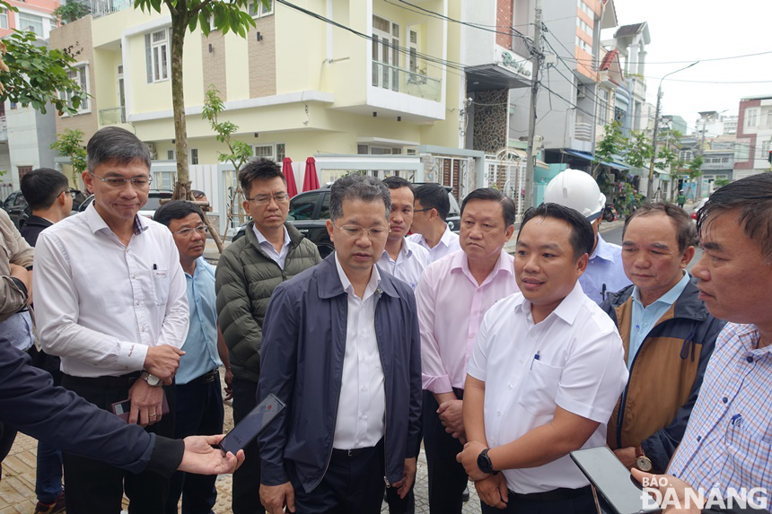 Bí thư Thành ủy Nguyễn Văn Quảng lắng nghe lãnh đạo quận Sơn Trà kiến nghị tiếp tục đầu tư mở rộng 39 tuyến đường đủ điều kiện. Ảnh: HOÀNG HIỆP
