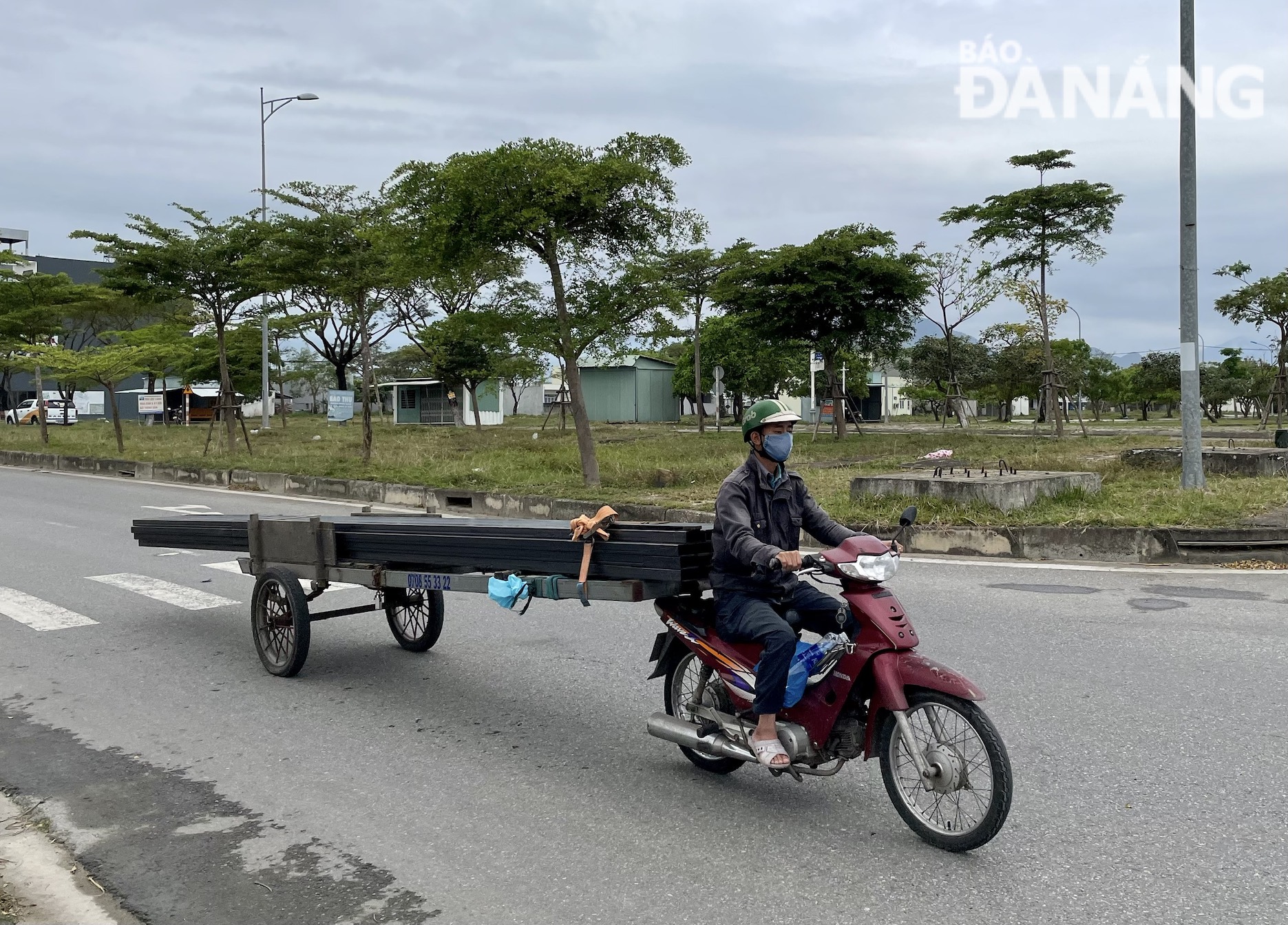 Xe tự chế kéo theo nhiều thanh sắt dài chừng 3 mét được đặt trên xe bò trên đường Nguyễn Tất Thành nối dài (quận Liên Chiểu) di chuyển trên đường tiềm ẩn nguy cơ va quẹt cho người tham gia giao thông. 