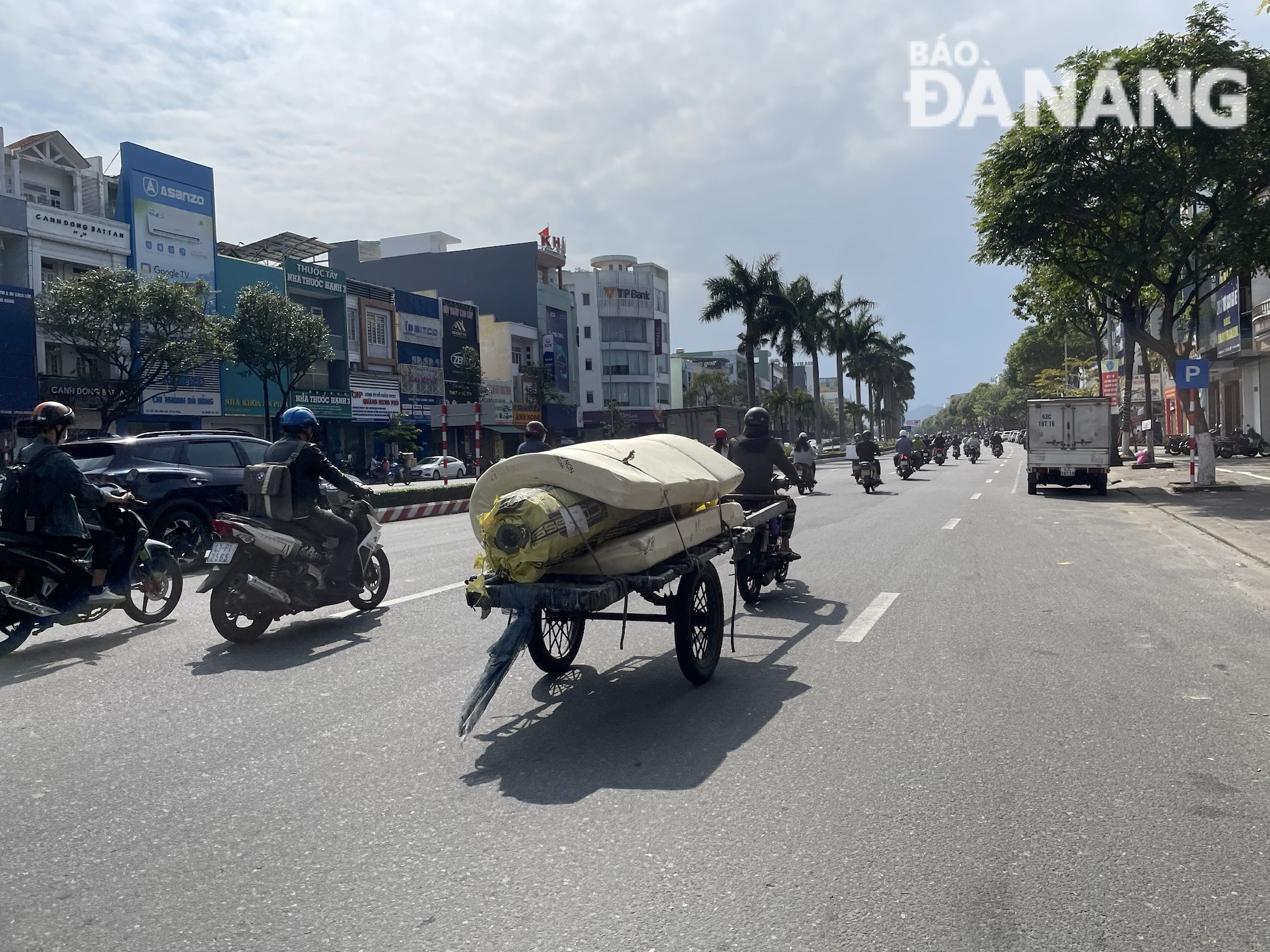 Xe tự chế kéo tham gia giao thông trên tuyến đường Điện Biên Phủ (quận Thanh Khê) dễ gây va quẹt với các xe đang lưu thông cùng chiều.