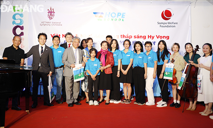 Artists of the Viet Nam National Symphony Orchestra participated in exchange activities with school students. Photo: G.P