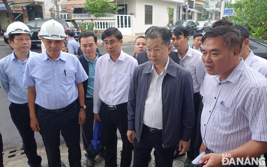 Secretary Nguyen Van Quang (second, right) listened to the project management unit reporting on the widening of residential roads in Hai Chau District. Photo: HOANG HIEP