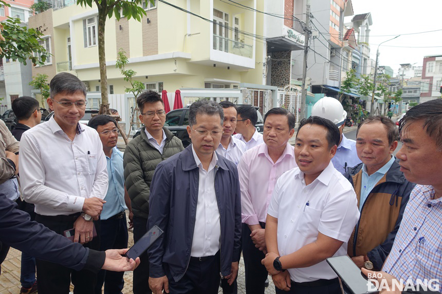 Secretary Quang listened to Son Tra District leaders' recommendations to continue investing in expanding 39 eligible roads. Photo: HOANG HIEP