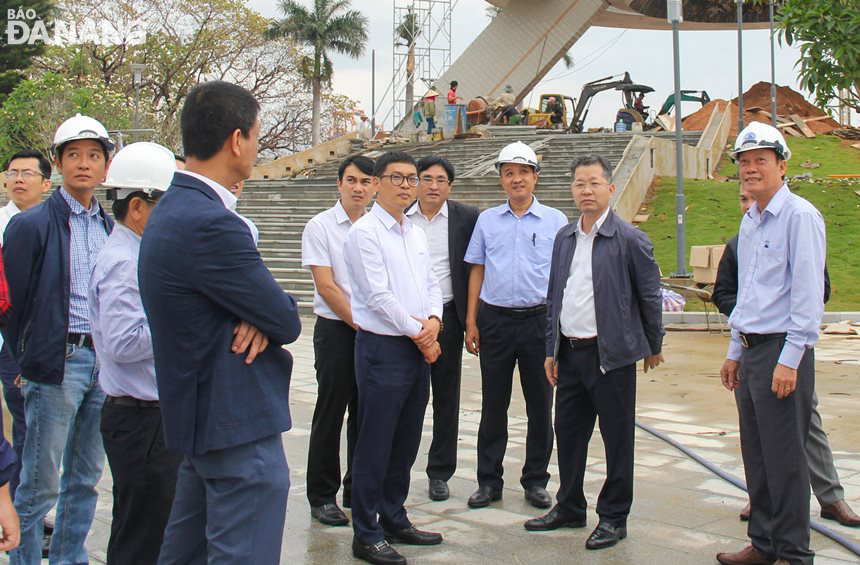 Secretary Nguyen Van Quang and Vice Chairman Le Quang Nam inspected the progress of the Peace Monument upgrading project. Photo: HOANG HIEP