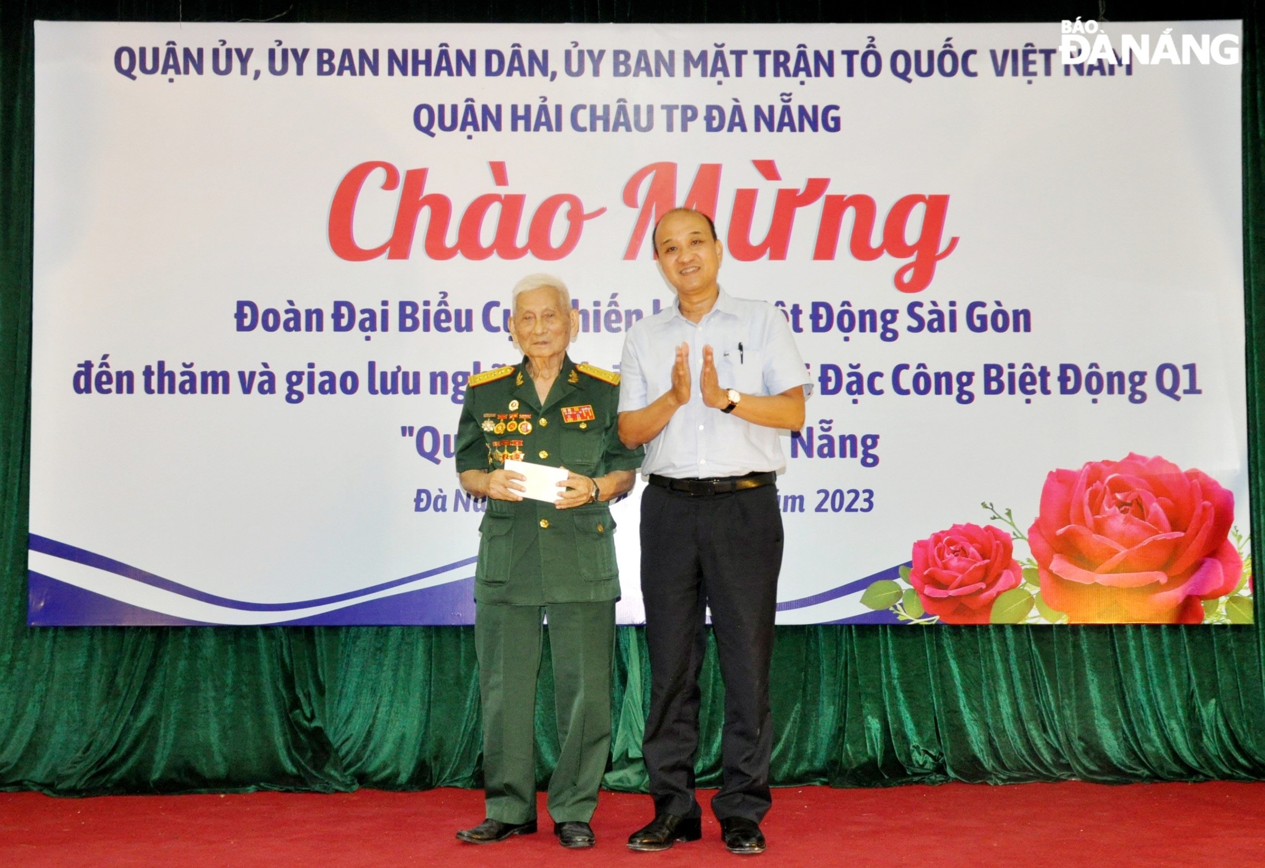 Phó Chủ tịch UBND thành phố Lê Quang Nam (bên phải) tặng quà cho Đoàn đại biểu Cựu chiến binh Biệt động Sài Gòn. Ảnh: LÊ HÙNG