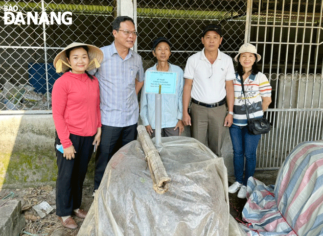 Phó Chủ tịch Hội Nông dân thành phố Nguyễn Kim Dũng (thứ 2, bên trái sang) và cán bộ Hội Nông dân xã Hòa Tiến tham gia hướng dẫn nông dân kỹ thuật ủ rơm. Ảnh: H.T