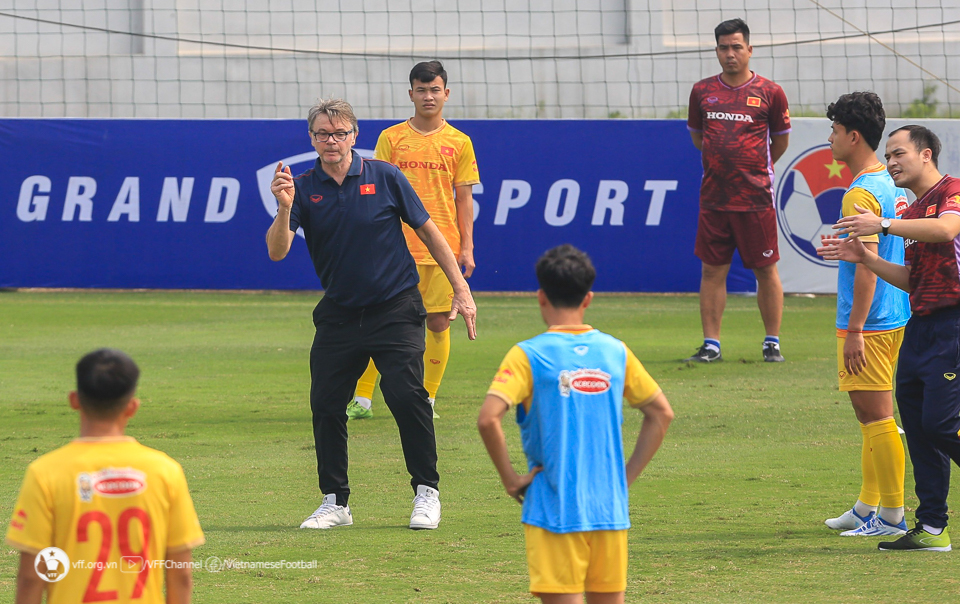 HLV Philippe Troussier và các tuyển thủ U23 Việt Nam. Ảnh: VFF