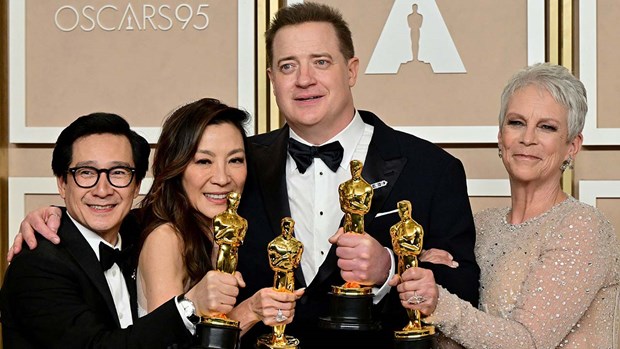 (Từ trái sang) Bộ ba diễn viên Quan Kế Huy, Dương Tử Quỳnh và Jamie Lee Curtis (bìa phải) ăn mừng chiến thắng cùng đồng nghiệp Brendan Fraser sau đêm trao giải Oscar năm 2023. (Ảnh: ABC) 