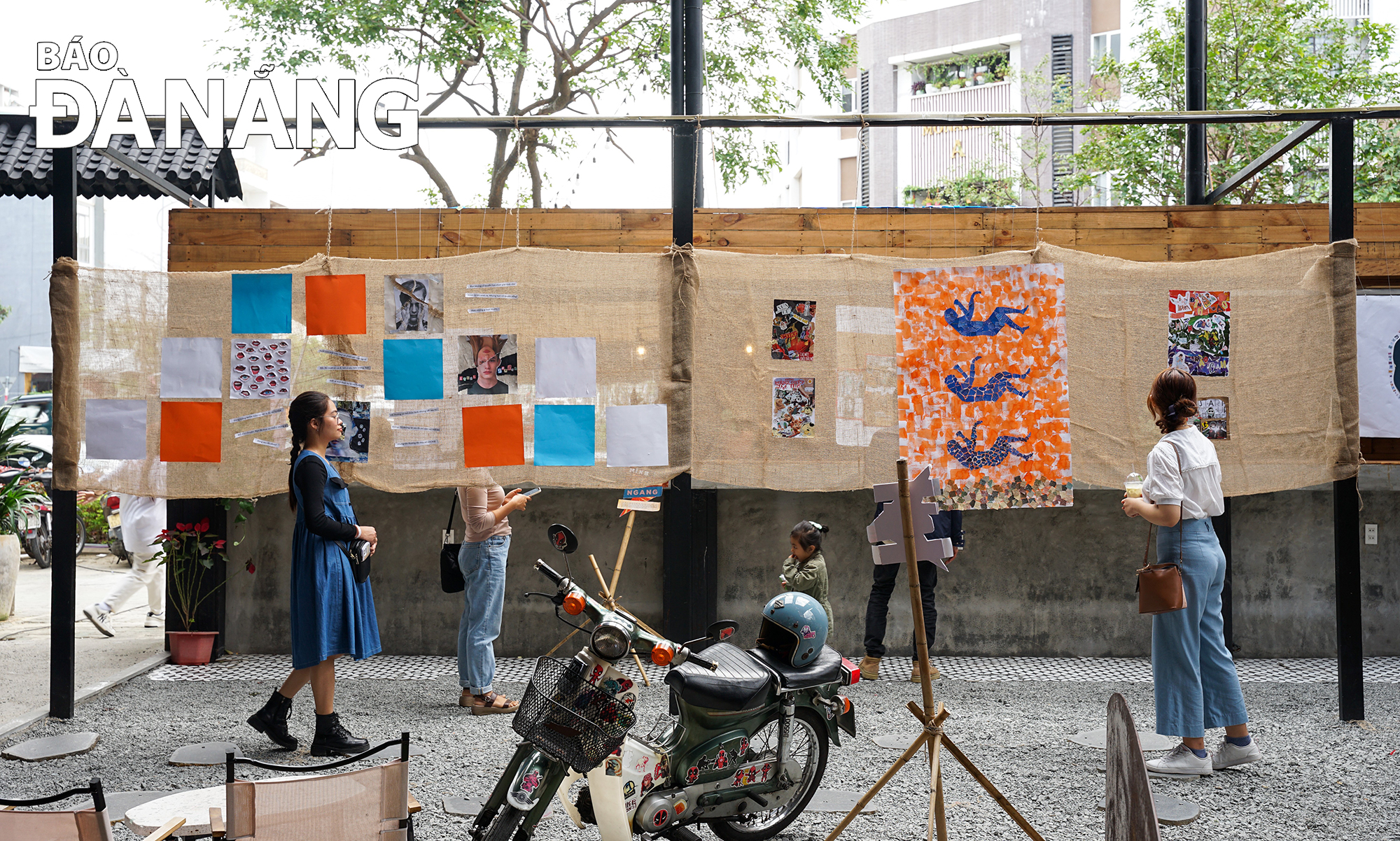 The exhibition themed ‘I'm looking for myself’ created by collage art technique attracts many young people to participate. Photo: T.V