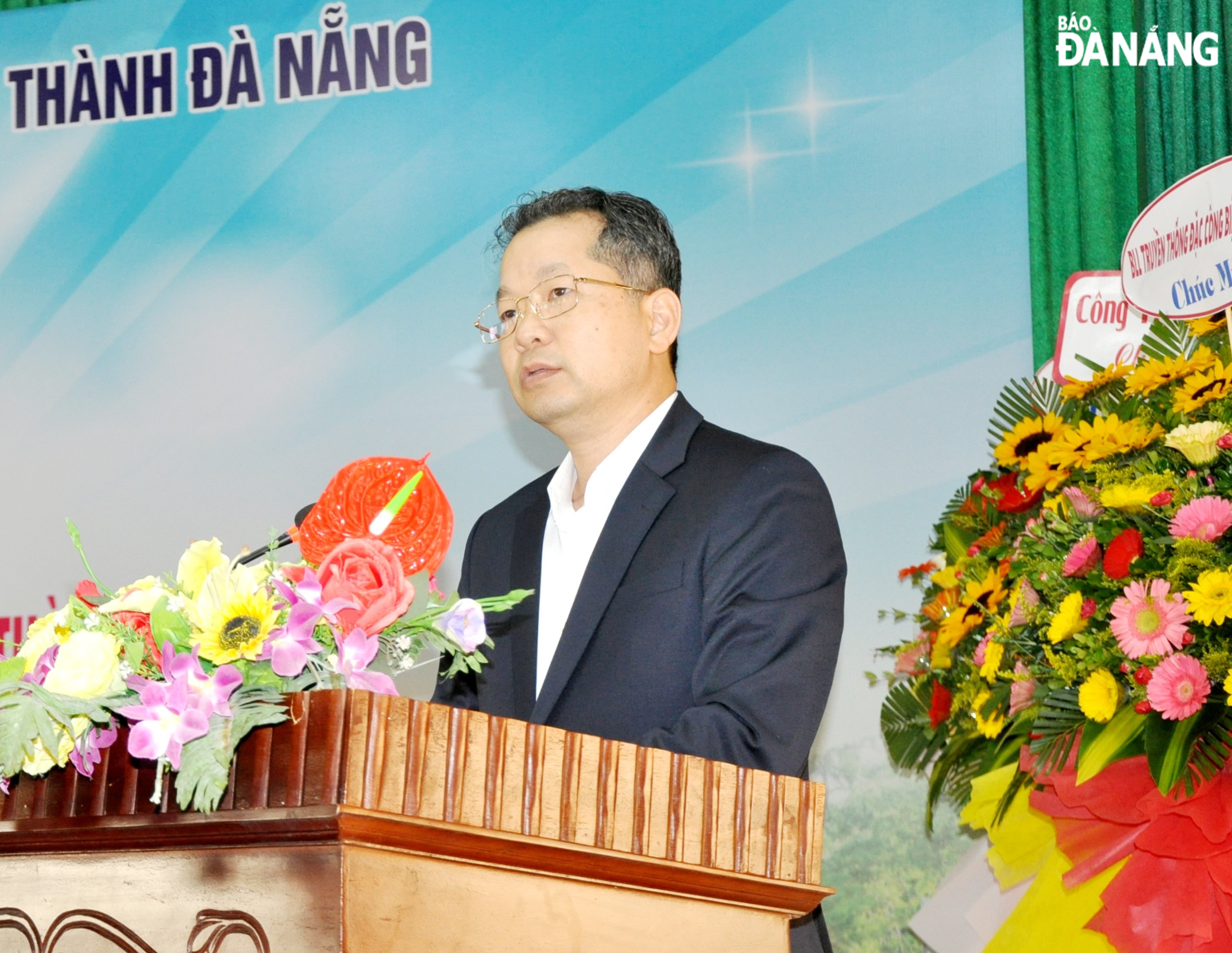 Da Nang Party Committee Secretary Nguyen Van Quang speaking at the get-together