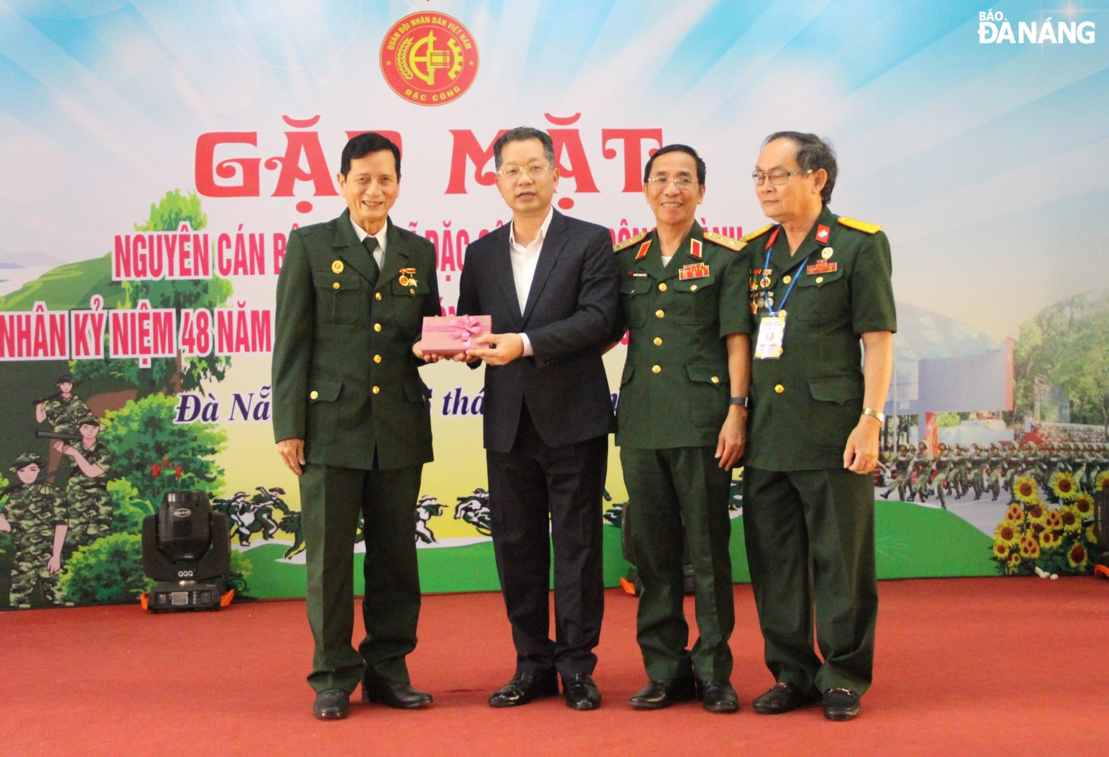 Secretary of the municipal Party Committee Nguyen Van Quang (second, left) presented a gift to the Traditional Liaison Board of the Da Nang Special Force. Photo: LE HUNG
