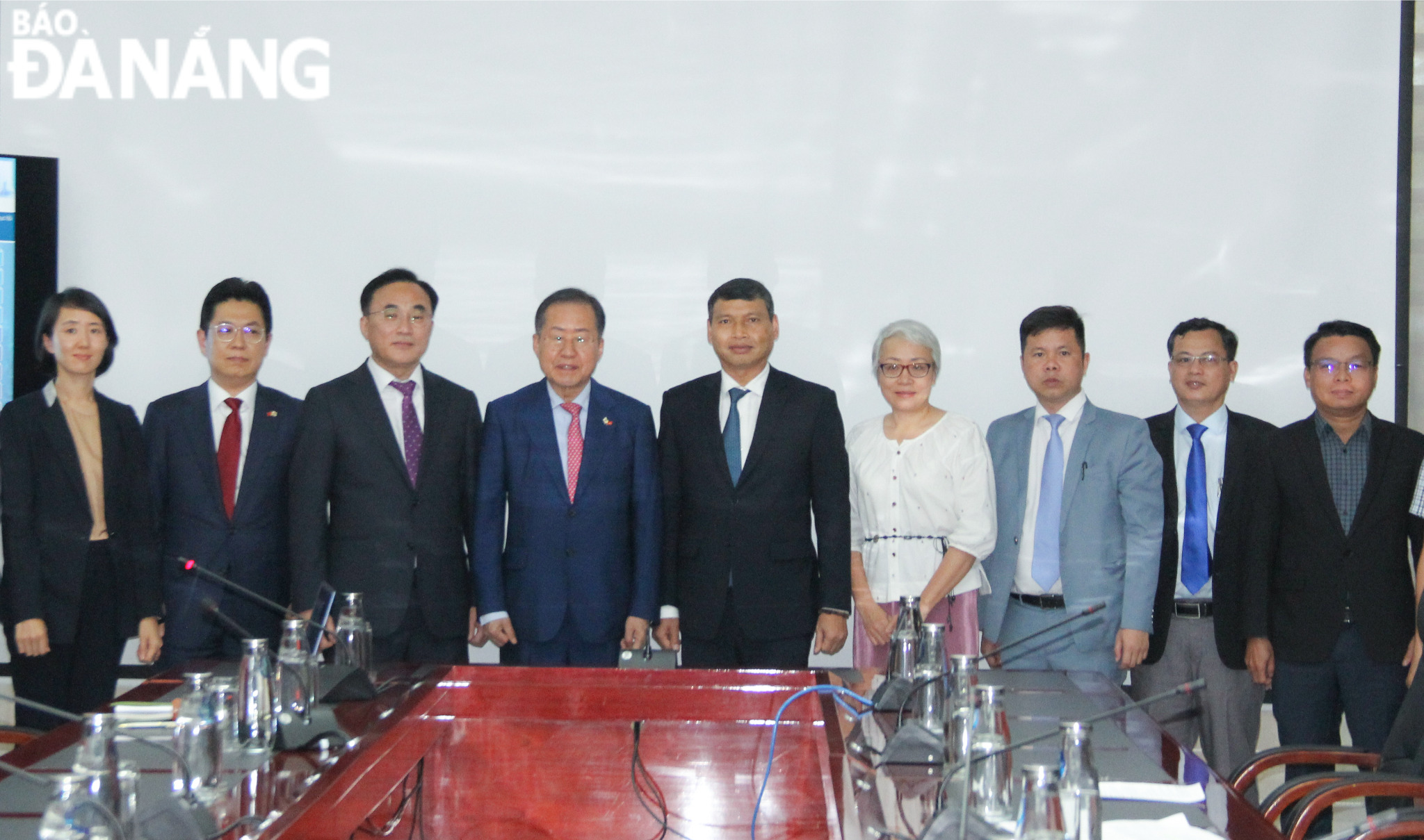 Da Nang People’s Committee Vice Chairman Ho Ky Minh (5th, right), and Mayor of Daegu Hong Joon Pyo (4th, left), posed for a group photo 