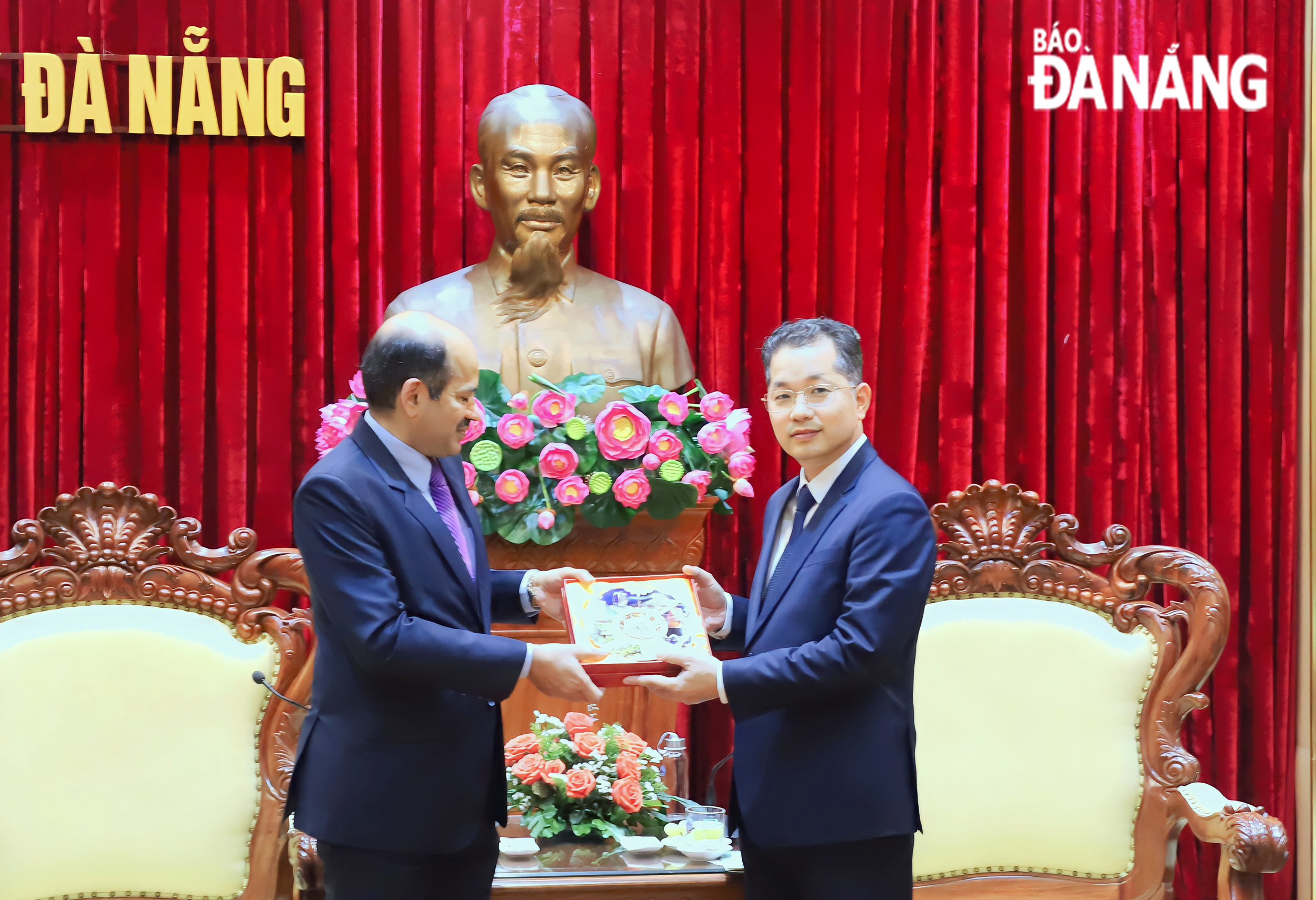 Bí thư Thành ủy Nguyễn Văn Quảng (bên phải) tặng quà lưu niệm cho Đại sứ Ấn Độ tại Việt Nam. Ảnh: NGỌC PHÚ