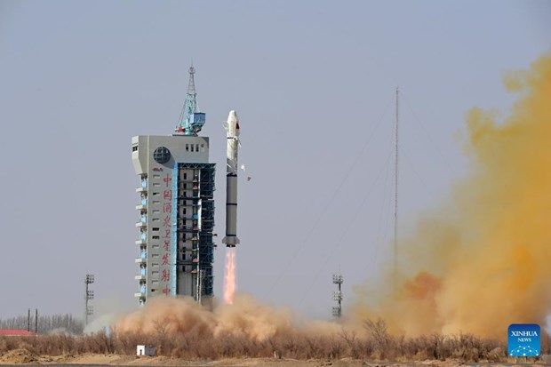 Một vệ tinh viễn thám mới được phóng bằng tên lửa đẩy Trường Chinh-2C từ Trung tâm Phóng Vệ tinh Tửu Tuyền ở Tây Bắc Trung Quốc, ngày 13/3. (Ảnh: Tân Hoa xã)