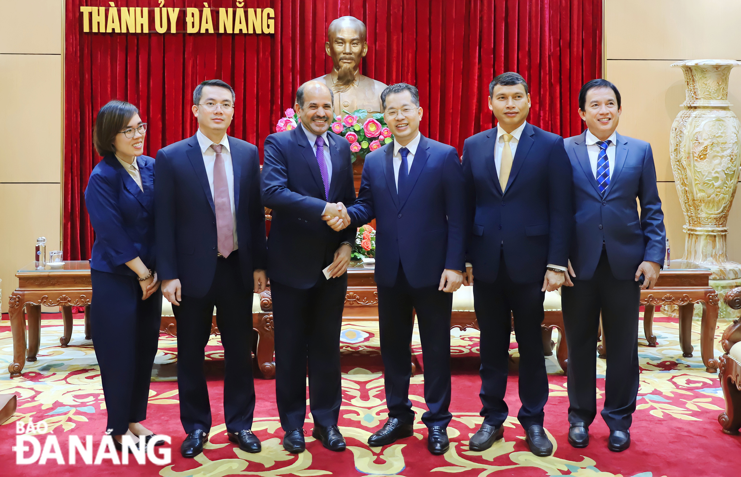 Da Nang Party Committee Secretary Nguyen Van Quang (third, right), Indian Ambassador Extraordinary and Plenipotentiary to Vietnam Sandeep Arya (third, left) and delegates took souvenir photos
