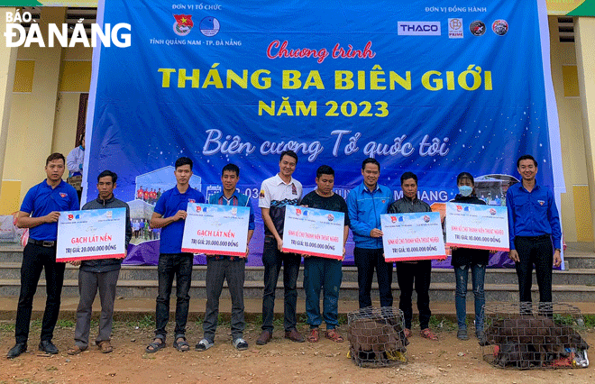 The Da Nang Youth Union coordinated with its sister units to donate livelihoods to disadvantaged people in Cho Chun Commune, Nam Giang District, Quang Nam Province on March 3. Photo: P.V