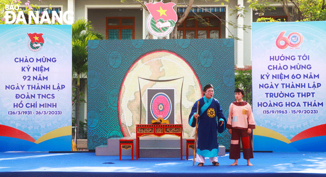 Artistes and actors from the Nguyen Hien Dinh Tuong Theater performed a Tuong extract of Ngheu, So, Oc, Hen (The Stories of the Clam, Oyster, Snail, and Mussel)