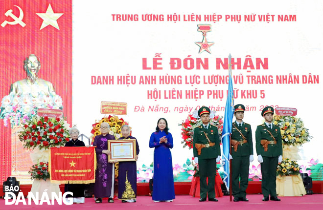Hội Liên hiệp Phụ nữ Khu 5 đón nhận danh hiệu Anh hùng lực lượng vũ trang nhân dân, ngày 6-3-2023. Ảnh: T.Y