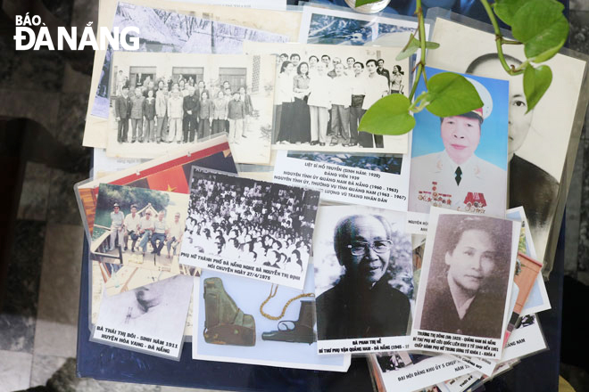 Hàng chục tấm ảnh đen trắng ghi lại chân dung những người có công đóng góp trong phong trào cách mạng Khu 5 được bà Hồ Thị Kim Thanh gìn giữ cẩn thận. Ảnh: T.Y