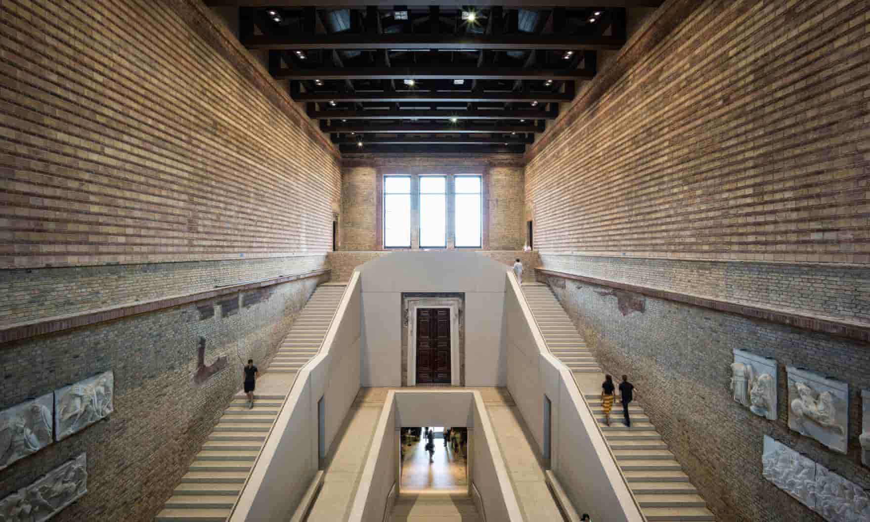 Những lối cầu thang bên trong bảo tàng Neues ở Berlin, một trong những công trình do kiến trúc sư Chipperfield thiết kế. Ảnh: Alamy