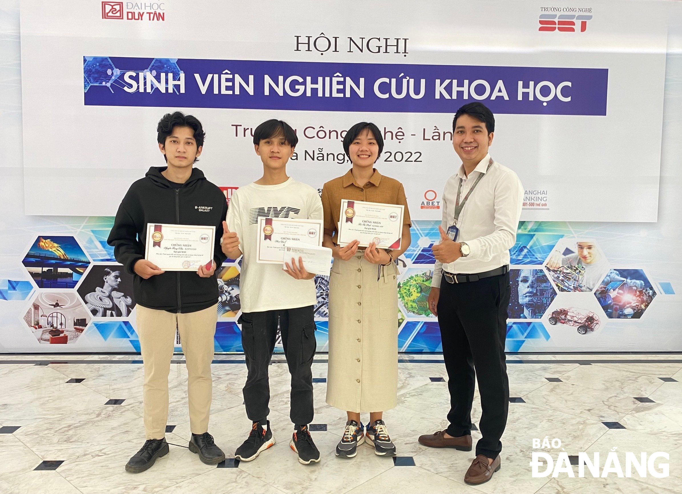 Master Nguyen Pham Cong Duc (first, right) and the research team of the monitoring station project using renewable energy from water, wind and sun. (Photo provided by the character)