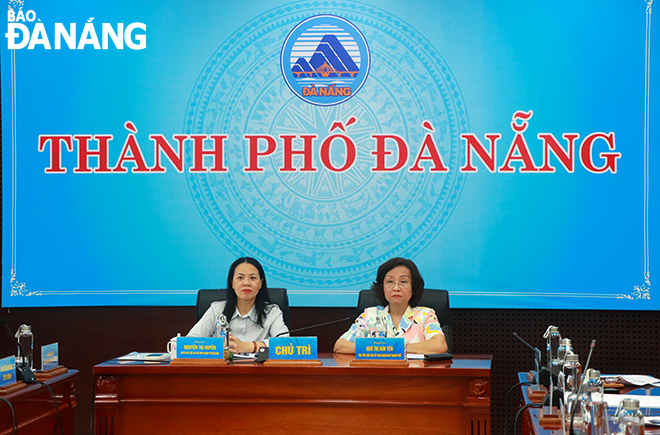 Phó Chủ tịch UBND thành phố Ngô Thị Kim Yến (bìa phải) và lãnh đạo Hội Liên hiệp Phụ nữ thành phố đồng chủ trì tại điểm cầu Đà Nẵng. Ảnh: X,D
