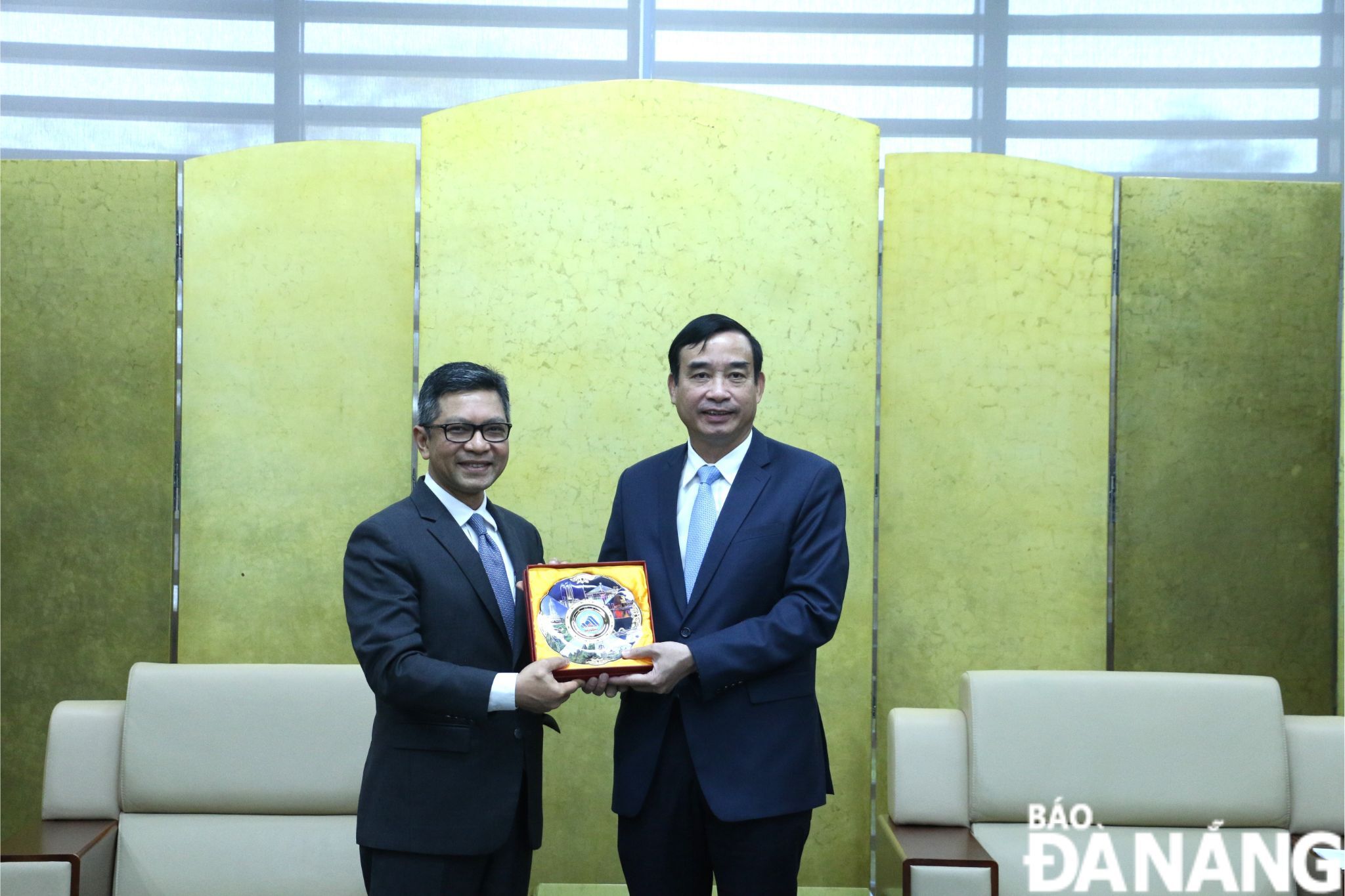 Chủ tịch UBND thành phố Lê Trung Chinh (bên phải) tặng quà lưu niệm cho Ngài Đại sứ nước Cộng hòa Indonesia tại Việt Nam Denny Abdi