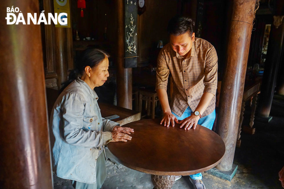 Du khách tham quan, khám phá chiếc bàn tự xoay kỳ bí trong nhà cổ ông Nguyễn Đình Mẫn.