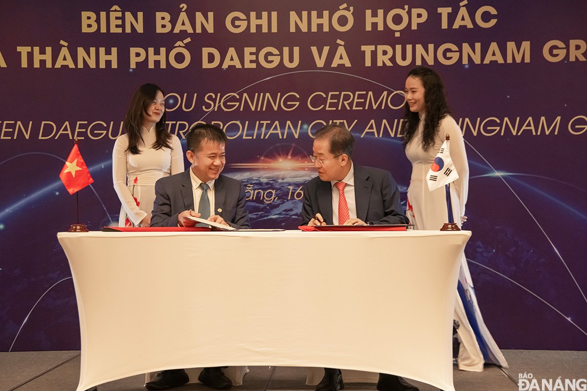 Representatives from Daegu City in South Korea and the Trung Nam Group signed a Memorandum of Understanding on boosting cooperation in high-tech and information technology manufacturing industries. Photo: G.P