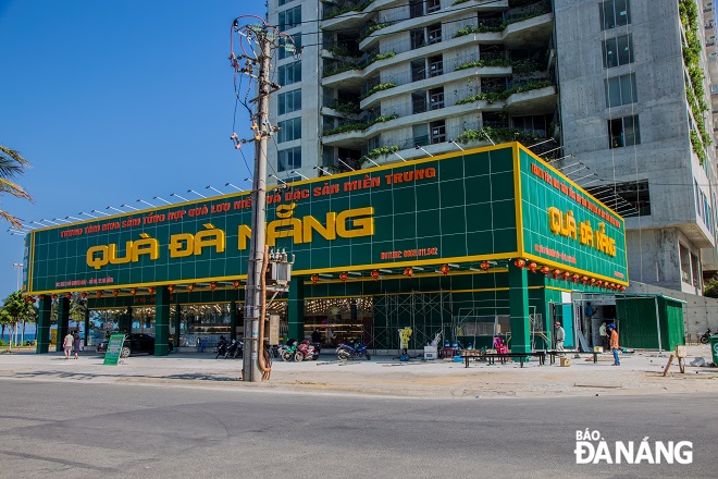 Trung tâm bán hàng lưu niệm, đặc sản ven biển Đà Nẵng đang tất bật chỉnh trang chuẩn bị cho mùa du lịch năm nay.