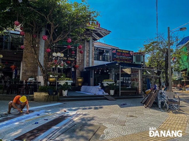 Nhiều nhà hàng, khách sạn trên tuyến đường Hồ Nghinh đang trang trí, tiến hành xây dựng mở rộng quán để phục vụ khách du lịch trong năm nay.