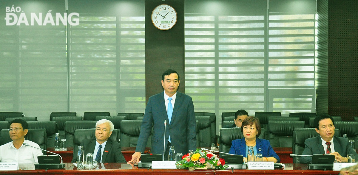 Da Nang People's Committee Chairman Le Trung Chinh (standing) speaking at the seminar