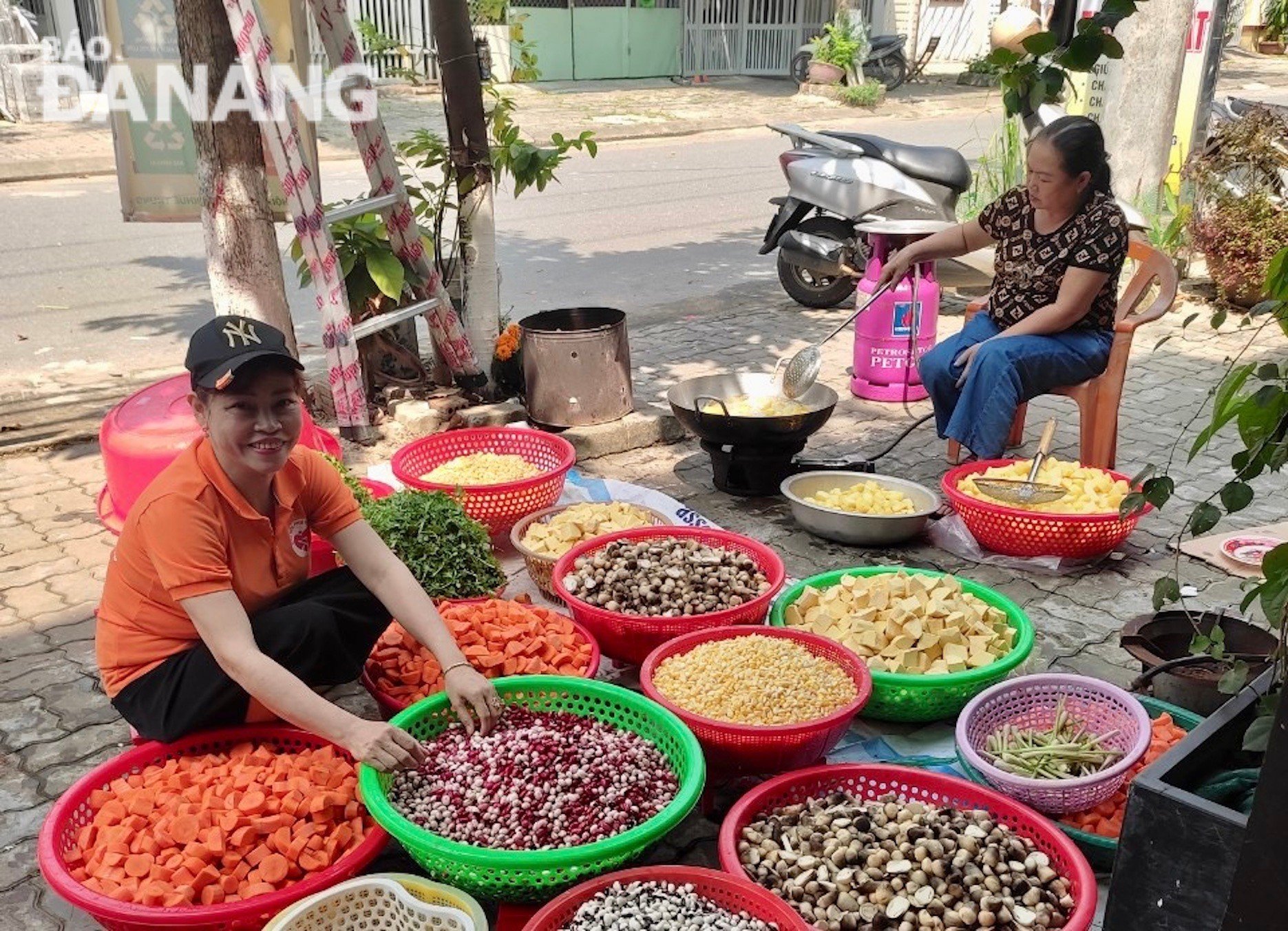 Từ sáng sớm, các tình nguyện viên tập trung tại số nhà 69 Phan Anh (phường Khuê Trung) để tham gia chuẩn bị các suất ăn cho các bệnh nhân. Ảnh: N.QUANG