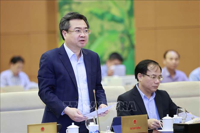 Bộ trưởng Bộ Xây Nguyễn Thanh Nghị dựng trình bày tờ trình. Ảnh: Doãn Tấn/TTXVN