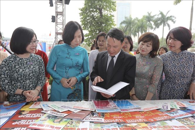 Phó Chủ tịch Hội Nhà báo Việt Nam Nguyễn Đức Lợi tham quan gian trưng bày của TTXVN tại Hội Báo toàn quốc 2023. Ảnh: Minh Quyết/TTXVN