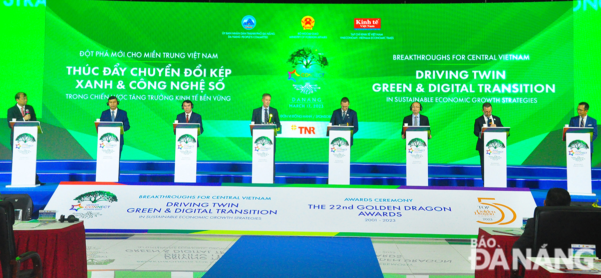 Vice Chairman of the Da Nang People's Committee Ho Ky Minh (2nd, left) attended the discussion session: Promoting green dual transformation and digital technology. 